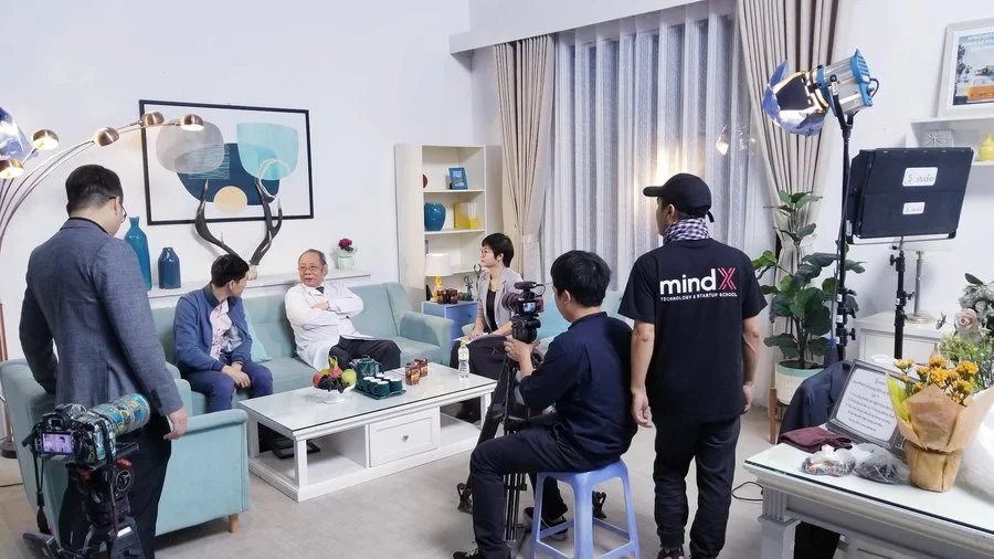 Khách tham quan xem sản phẩm tại sự kiện