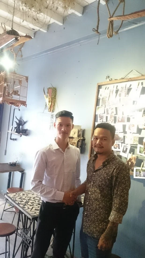 Bàn giao đơn hàng cho khách tại cửa hàng