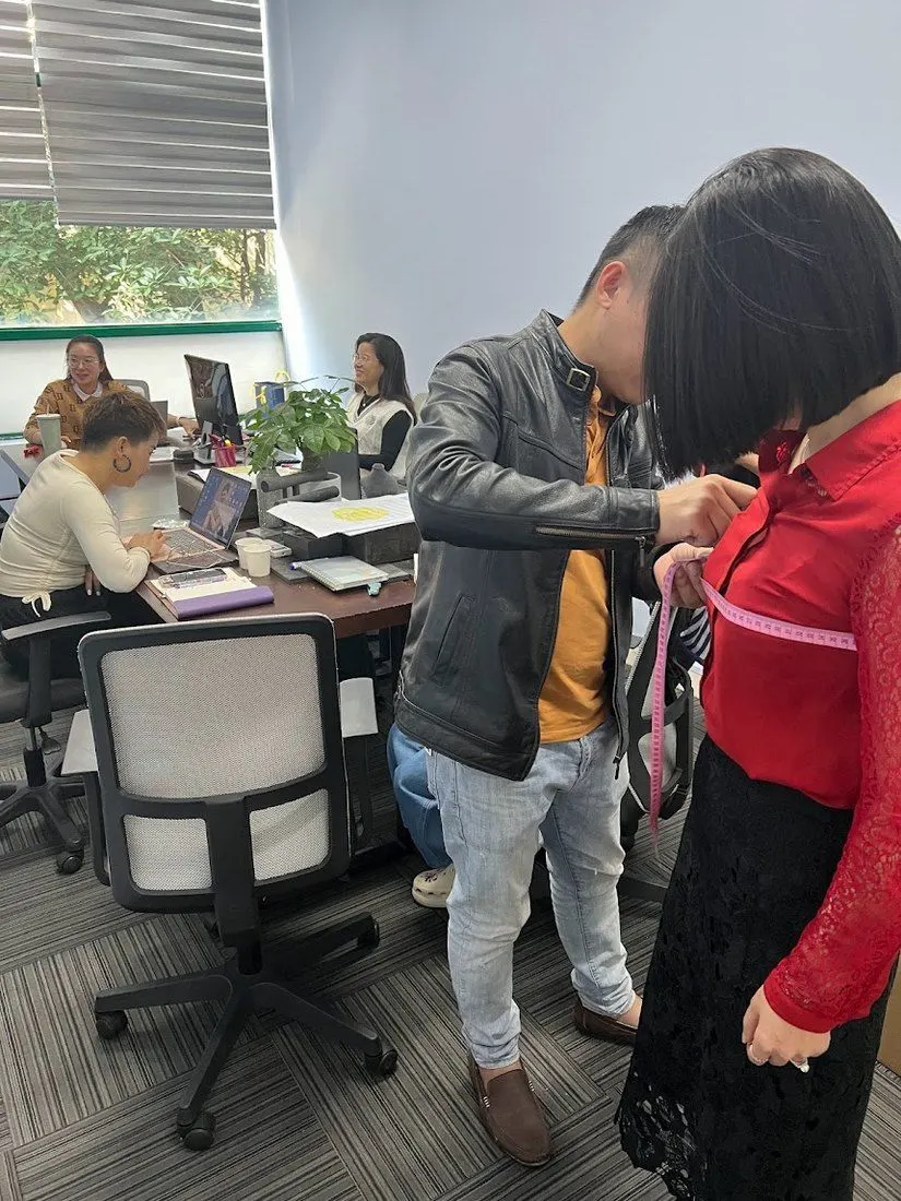 Đo size trực tiếp cho khách tại văn phòng