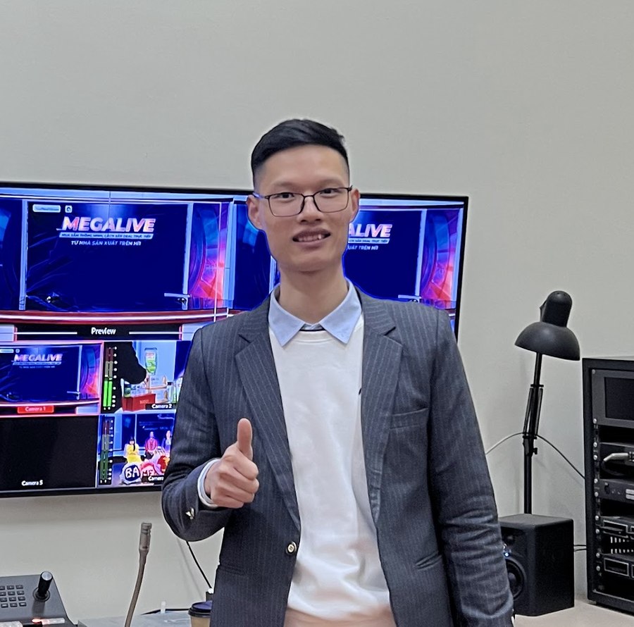 Phạm Minh Thắng tại phòng điều khiển livestream MEGALIVE